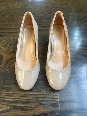 Vionic patent leather tan shoes, size 6